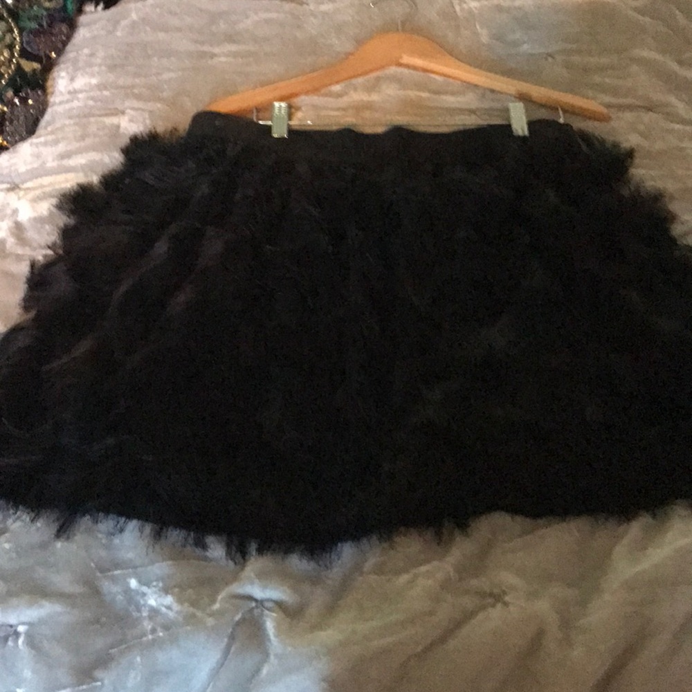 Black feather-like skirt BR.